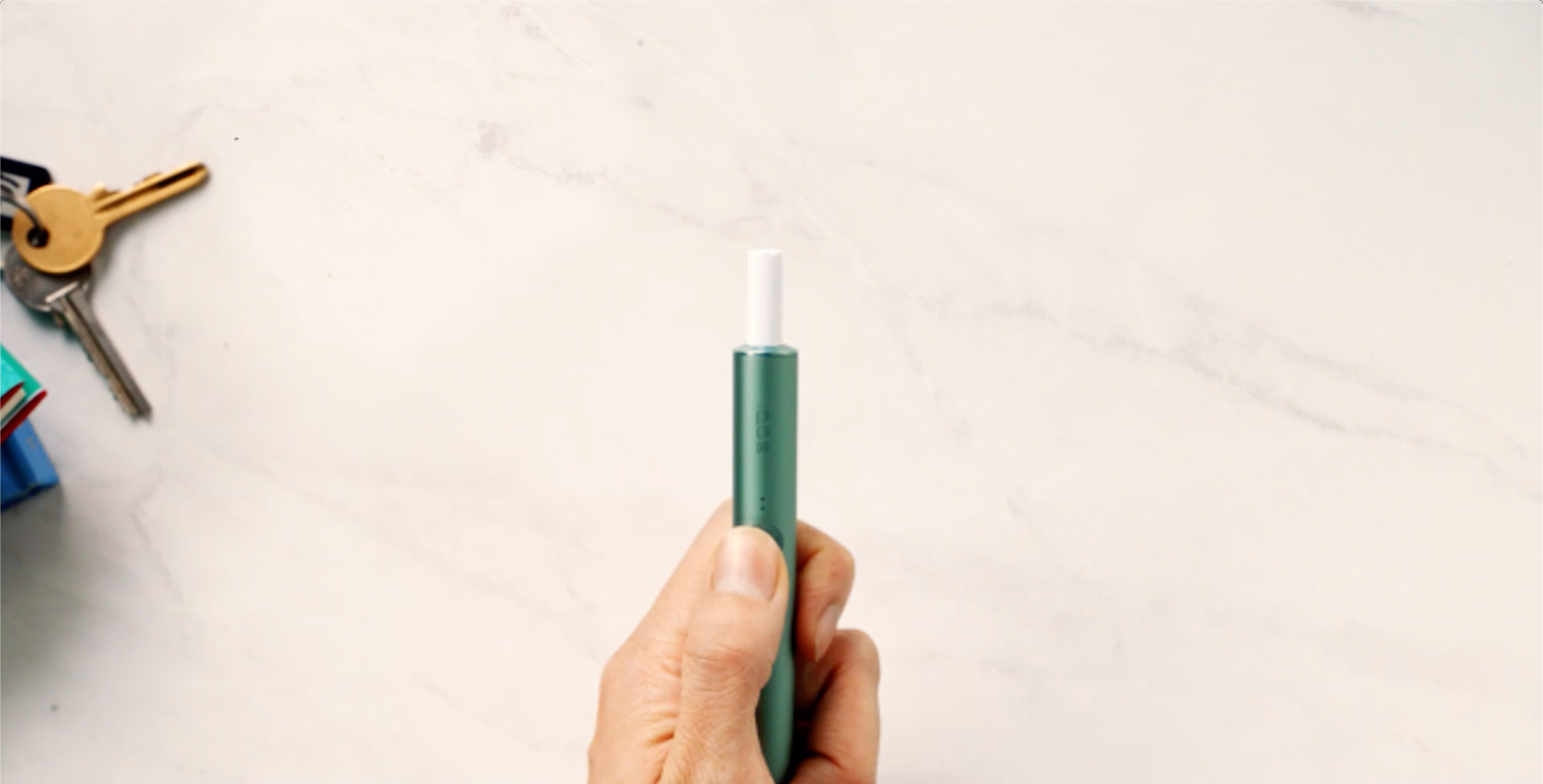 手和 IQOS ILUMA