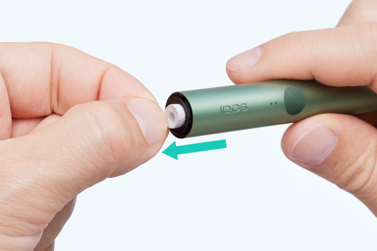 手和 IQOS ILUMA 支架